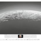 Kalenderseite mit Texten über Pluto auf Deutsch und Englisch. Oben graues Weltall, unten Kalendertage des Monats Oktober 2027.