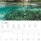 Kalenderseite September 2027. Oberhalb eine Insel mit Bäumen, darunter klares Wasser mit Korallen.