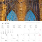 Kalenderseite für Oktober 2027, darunter eine bekannte Brücke in New York bei klarem Himmel.