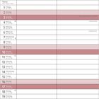 Text: "OKTOBER" in mehreren Sprachen und ein Kalender. Herbstliche Tischdekoration mit Blumen, Kürbissen und Rotwein.