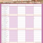 "SEPTEMBER" in vier Sprachen, Kalender mit Tagen. Oberhalb Herbstblumen und Äpfel in Vasen auf einem Tisch.