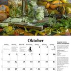 Oktober Kalender mit eingelegten Gurken im Vordergrund. Rezept: "Eingelegte Gurken klassisch und japanisch".