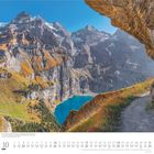 Blick auf den Oeschinensee nahe der Gemeinde Kandersteg, Bern, Schweiz. Ein Pfad verläuft am Rand einer steilen Berglandschaft.