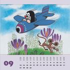 Septemberkalender mit Wochentagen. Illustration: Maulwurf im Flugzeug, Maus flieht durch lila Blumen und Gras.