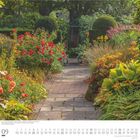 "Vorne: rote Samt-Rosen, Dahlien und Bronze. Weiters oben: alter Gartenweg, flankiert von bunten Blumen, Büschen und Bäumen."