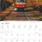 10 · 2027. Kalender mit Herbstmotiv: Eine rote Straßenbahn fährt durch einen von goldenen Bäumen gesäumten Weg.