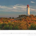 „Oktober“ steht unten mit Kalendertagen. Ein weißer Leuchtturm auf einem Hügel, umgeben von grüner und rötlicher Vegetation.
