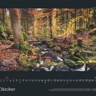 "Oktober" steht unten. Ein Wald mit einem Bach, Herbstlaub und einer kleinen Holzbrücke.