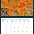 September-Kalender mit gelb-orange-roter Landschaft oben. Feiertage markiert: 5., 12., 19., 26. September. GEO-Logo.