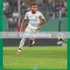 Vorjahresabbildung. Ein Fußballspieler in weiß-grüner Uniform läuft dynamisch auf dem Spielfeld. Unten Monatskalender.