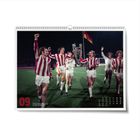 „Ehrenschleife gegen Atletico müssen die Bayern“, Fußballspieler in rot-weiß feiern mit Pokal, Kalenderblatt 09.