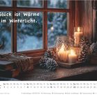 Text: "Glück ist Wärme im Winterlicht."  
Ein gemütliches Fensterbrett mit Kerzen, Kiefernzapfen und Schneeflocken.