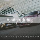 Text: "Vorjahresabbildung", "09." Kalender mit zwei Autos vor moderner Architektur.