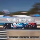 Text: "Vorjahresabbildung", "09", "iHeart RADIO", "48". 

Schneller Rennwagen mit bunten Logos auf Rennstrecke.