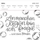 "An manchen Tagen bin ich fragil ...wie eine Bombe." Kalender mit Datum 25. April 2027. Verspielte, handgeschriebene Schrift.