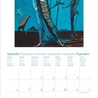 September in mehreren Sprachen oben. Darunter Wochentage. Dann Kalendarium. Rechts oben surreales Gemälde in Blau.