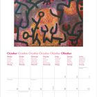 Text: Oktober in verschiedenen Sprachen oben; Wochentage in mehreren Sprachen darunter. Illustration: Abstrakte Formen und Linien in warmen Tönen.