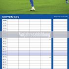 „SEPTEMBER“ steht oben. „Vorjahresabbildung“ über einem Kalender. Fußballspieler jubeln auf dem Spielfeld.