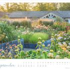 Text "September". Darunter ein Kalender vom 1. bis 30. Ein Garten mit Blumen und Sträuchern vor einem Haus.