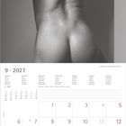 "9 · 2027", Kalender mit einer Rückenansicht eines muskulösen Mannes in Schwarz-Weiß.
