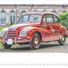 Text unten: Zahlen und Monatsnamen auf weißem Hintergrund. Rotes, glänzendes Auto vor einer historischen Villa.