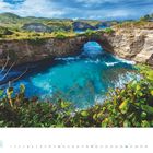 Kalenderblatt September 2021. Küste mit Felsbrücke über türkisfarbenem Wasser, umgeben von Pflanzen und Hügeln.