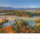 „Herbstnebel vor den Bayerischen Voralpen, Bayern, Deutschland“; Kalenderansicht mit Herbstlandschaft.