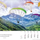 „Wenn ich zum Himmel emporstiege – so wärst du, Gott, dort!“ Psalm 139,8. Gleitschirmflieger über alpiner Landschaft.