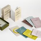 Karten- und Box-Set mit der Aufschrift "Meditation und Achtsamkeit" von Peter Beer und mehreren farbigen Karten mit Text.