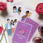 Karten mit Texten: "Enemies to Lovers", "Forced Proximity", "Love Triangle", "Sonderkarte", "Trope deiner Wahl". Dazu Rosenblüten.