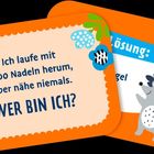 Rätselkarte mit Frage: "Ich laufe mit 1000 Nadeln herum, aber nähe niemals. WER BIN ICH?" Lösung: Igel. Verspieltes Design.