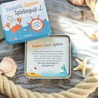 **Sommer, Sonne, Spielespaß.** Eine Sammlung mit einfachen Spielen für den Strand. Illustration mit Krabbe und Strandmotiven.