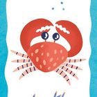 Keine Texte vorhanden. Illustration einer fröhlichen roten Krabbe auf weißem Hintergrund, blaue Blasen und Korallen.