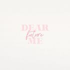 „DEAR future ME“ in Rosa vor einem schlichten weißen Hintergrund.