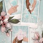Stilisiertes Bild mit Polaroidfotos, Gläsern, schäumenden Getränken, Händen. Blüten und Blätter schmücken den Rand. Zahl 6 unten.