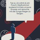 Text: "Tue so, als wärst du ein Frosch. Hüpfe einmal quakend im Kreis um eure Gruppe und versuche, mit der Zunge Fliegen zu fangen."  
  
Illustration: Dunkelblaue Silhouette einer Person im Lichtkegel auf gemustertem Hintergrund.