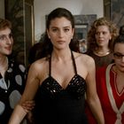 Keine sichtbaren Texte. Mehrere Frauen in formeller Kleidung stehen in einem eleganten Raum.