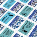 Gemeinschaftskarte, Ereigniskarte. Illustrationen von Figuren mit Zylinder. Buntes, abstraktes Muster im Hintergrund.