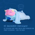 "Mit angenehmem Zusatzgewicht. Die Plüschfigur wirkt durch sanften Druck beruhigend und fördert Entspannung – ideal für Kinder." Eine blau-blaue Plüschfigur mit Schlafmaske liegt auf einer Seite.