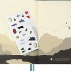Auf der linken Seite bunte Sticker mit Figuren und Symbolen. Hintergrund zeigt Berge und fliegende Vögel.