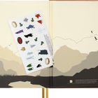 Sticker-Blatt mit Figuren und Symbolen. Im Hintergrund eine Berglandschaft mit Vögeln und Drachen vor einem hellen Himmel.