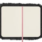 Ein leeres Notizbuch mit flauschigem, schwarzem Einband und einem rosa Lesezeichen in der Mitte.