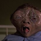 Ich kenne den Inhalt des Bildes nicht, aber es zeigt eine filmähnliche Szene mit einer deformierten Kreatur.