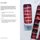 "berry jellies", "Makes 12", Anleitung zur Herstellung von Gelee mit Beeren in Eiswürfelform, gefüllt mit Himbeeren und Blaubeeren.