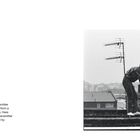 "August 28, 1984. Mike und Leroy von Dread Radio richten einen Sender auf einem Dach in Notting Hill ein." Links: Text. Rechts: Zwei Personen auf einem Ziegeldach, eine hält eine Antenne.