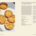 Tirtlan Pasties mit Ricotta und Süßkartoffel. Links goldene, knusprige Pasteten auf Pergamentpapier.