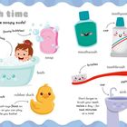 Titel "Bath time". Beschreibung: Kind badet fröhlich; Seife, Zahnpasta, Zahnseide, Enten und mehr. Verspielte Illustration.