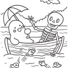Illustration: Ein fröhliches Gespenst mit Regenschirm sitzt neben einem winkenden Skelett in einem Boot, Fische im Wasser und Fledermaus.