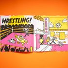 Links "WRESTLING!", rechts "ARENA". Illustration von Wrestlern im Ring und außerhalb, bunt und dynamisch.