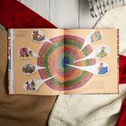 Texte erzählen von einem Teppich mit Geschichten über Kleidungsstücke. Illustrationen zeigen Szenen und Objekte darum.